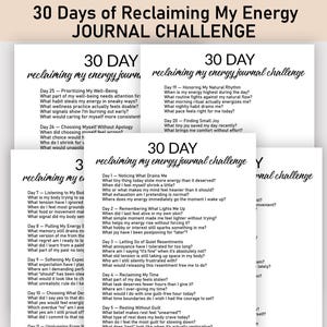 Puede incluir: Una pila de diarios de papel blanco con el texto "30 Days of Reclaiming My Energy Journal Challenge" en negro. Cada página del diario tiene indicaciones para la autorreflexión. Los diarios están diseñados para ayudar con la gestión de la energía y el autocuidado.