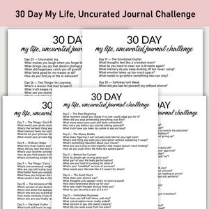 Może przedstawiać: Stos białych kartek papieru z napisem "30 Day My Life, Uncurated Journal Challenge" w odręcznej czcionce. Każda kartka zawiera pytania do autorefleksji.