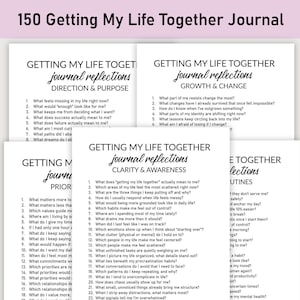 Puede incluir: Una pila de diarios blancos con texto negro, titulada "Getting My Life Together Journal". Cada diario presenta preguntas para la autorreflexión sobre temas como la dirección, el crecimiento y la claridad. Los diarios están diseñados para el desarrollo personal.