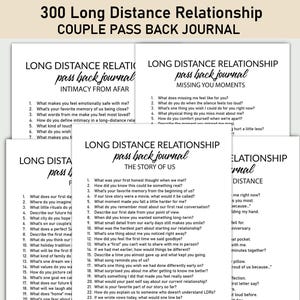 Könnte beinhalten: Ein Stapel weißer Papierjournale mit dem Text "300 Long Distance Relationship COUPLE PASS BACK JOURNAL" und Fragen für Paare. Die Journale sollen Paaren in Fernbeziehungen helfen, zu kommunizieren und Erinnerungen auszutauschen.