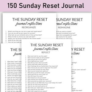 Puede incluir: Una pila de diarios de papel blanco con el texto "150 Sunday Reset Journal" en la parte superior. Cada página del diario tiene preguntas para la reflexión, como "¿Qué te fue bien esta semana?" y "¿Qué quieres crear?"