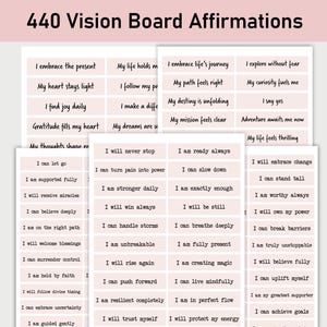 Puede incluir: Un conjunto de 440 afirmaciones de tablero de visión imprimibles. Las afirmaciones están impresas en tarjetas blancas con texto negro. Las tarjetas están dispuestas en columnas y filas. El fondo es de color rosa claro.