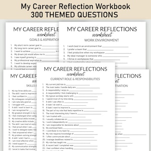 Può includere: Una pila di fogli di lavoro bianchi intitolati "My Career Reflection Workbook" con il testo "300 THEMED QUESTIONS" in alto. Ogni foglio di lavoro contiene suggerimenti per l'autoriflessione sugli obiettivi di carriera, l'ambiente di lavoro, le competenze e le responsabilità.
