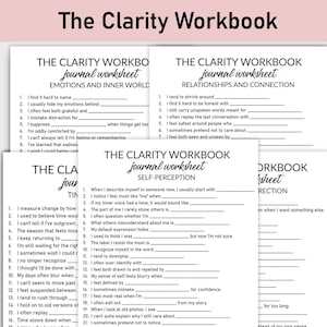 Puede incluir: Hojas de trabajo del diario The Clarity Workbook. La imagen muestra varias hojas de trabajo blancas con indicaciones para completar. Las hojas de trabajo cubren temas como emociones, relaciones y autopercepción. El título "The Clarity Workbook" está en la parte superior.
