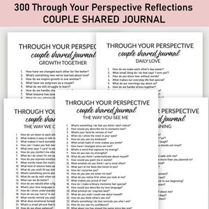 Op de afbeelding: Een set witte journals met vragen voor koppels, getiteld "300 Through Your Perspective Reflections COUPLE SHARED JOURNAL." Elk journal heeft een ander thema: Samen groeien, Dagelijkse Liefde, De manier waarop je mij ziet, en meer. De pagina's staan vol vragen.