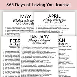 Op de afbeelding: Een dagboek met vragen voor koppels, getiteld "365 Days of Loving You Journal." De pagina's zijn wit met zwarte tekst, met maandelijkse thema's zoals "Vreugde & Speelsheid" en "Groei & Genezing."