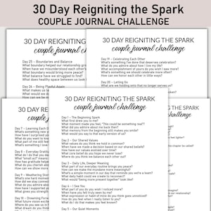 Könnte beinhalten: Ein Stapel weißer Papierblätter mit dem Text "30 Day Reigniting the Spark Couple Journal Challenge" in Schwarz. Jedes Blatt enthält Fragen für Paare, um über ihre Beziehung nachzudenken, wie "Was hat dich zuerst zu mir hingezogen?" und "Was schätzt du aneinander?"