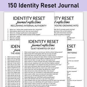 Può includere: Una pila di diari di carta bianca con il titolo "150 Identity Reset Journal". Ogni diario ha un sottotitolo diverso, tra cui "Reclaiming Internal Authority" e "Quiet Rewrites of Self". I diari contengono elenchi di domande.