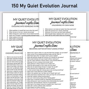 Puede incluir: Una pila de diarios blancos con el texto "MY QUIET EVOLUTION journal reflections" en las portadas. Cada diario presenta un subtítulo diferente y una lista de preguntas para la autorreflexión. El diario superior dice "150 My Quiet Evolution Journal".