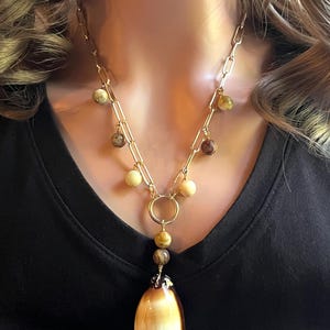 Serpent&#39;s Head Cowrie Shell Necklace: Jaspagate Beaded Gold Link Chain