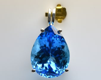 Ciondolo fatto a mano con topazio blu svizzero a forma di pera: pietra portafortuna di dicembre in argento sterling