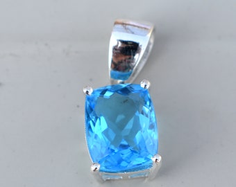 Ciondolo fatto a mano con topazio blu svizzero: pietra portafortuna di dicembre in argento sterling