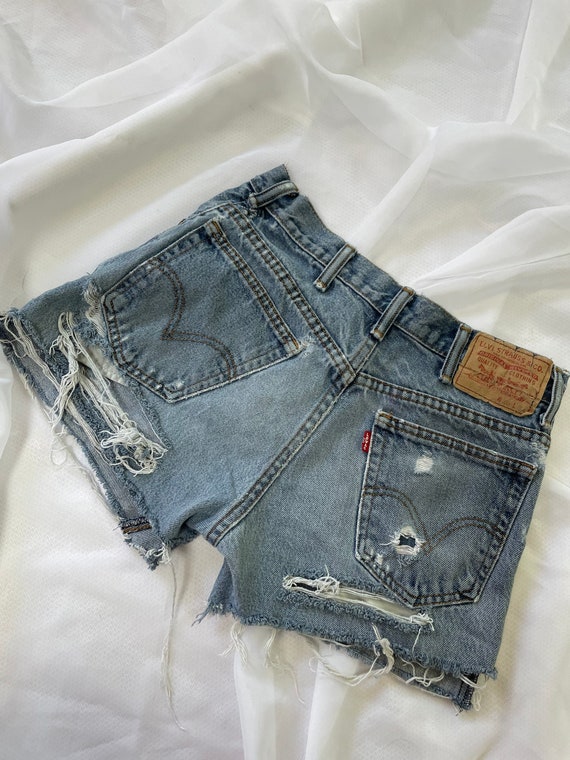 Vintage Levi’s cheeky shorts size 30 distressed sh