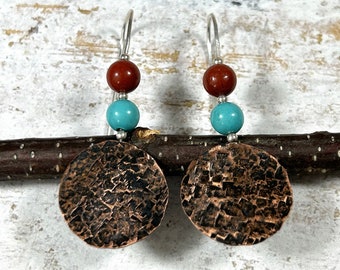 Pendientes de color turquesa y marrón rojizo - Pendientes de cuentas rústicas de cobre - Howlita turquesa y cuentas de jaspe rojo