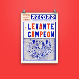 Op de afbeelding: Een vintage krantenkop die "EL LEVANTE CAMPEON" aankondigt met een foto van een voetbalteam in een hartvorm. De krant heet "RECORD" en is een "PERIODICO GRAFICO DEPORTIVO".