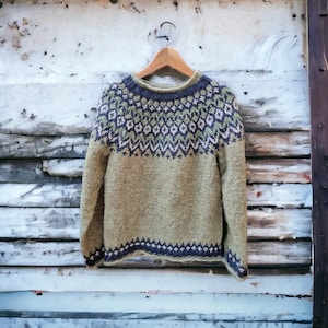 Maglione in lana islandese lavorato a maglia