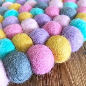 Kinderzimmer Teppich | Einhörne im Nebel | Kostenloser Versand | FilzkugelTeppich | Kinderzimmer Dekor | Spielmatte | Wollteppich | Kinderzimmer Dekor | Pom Pom Teppich | Lumpen
