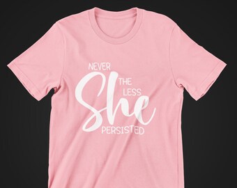 Nunca menos SHE persistió en la camisa de empoderamiento de las mujeres