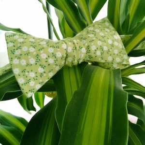 Green Floral Bow tie/ Mens bow tie/ Bow tie/ Groomsmen Bow Tie/ Self Tie Bow Tie/Wedding Bow Tie/ Grooms Gift/ Floral Bow ties/