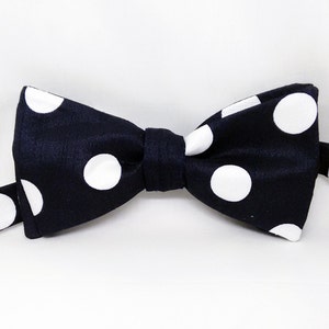 Navy Blue Polka Dots Noeud papillon/Noeud papillon Homme/ Noeud papillon/ Groomsmen Noeud papillon/ Noeud papillon self tie/Noeud papillon de mariage/ Grooms Gift/Navy Blue Bow tie