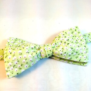 Green Floral Bow tie/ Bowties/ Mens bow tie/ Bow tie/ Groomsmen Bow Tie/ Self Tie Bow Tie/Wedding Bow Tie/ Grooms Gift/ Green Bow tie
