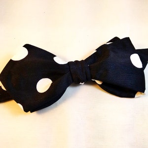 Pointe de diamant bleu à pois avec noeud/Mens noeud papillon / noeud papillon / garçons d’honneur Bow Tie / auto cravate noeud papillon/mariage Bow Tie / palefreniers cadeau marine Bow tie