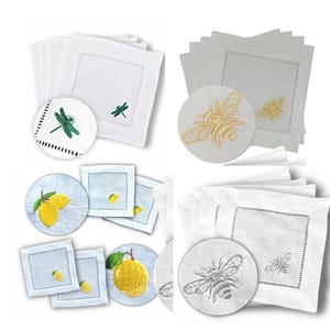 Puede incluir: Posavasos de lino blanco y servilletas cuadradas a juego. Cada posavasos presenta un diseño bordado de una libélula, una abeja o un limón. La libélula es verde, la abeja es dorada y el limón es amarillo.