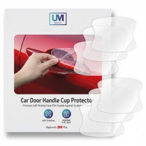 Puede incluir: Un paquete blanco con un protector de la copa del tirador de la puerta del coche. El paquete incluye protectores de película transparente y el texto "Car Door Handle Cup Protector". La imagen muestra una mano aplicando la película a un tirador de puerta de coche rojo.