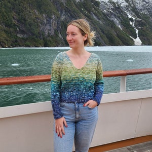 KNITTING PATTERN - The Faded Pillars Sweater // knit sweater pattern, long sleeve, size inclusive, v neck, cropped sweater, fade, ribbing