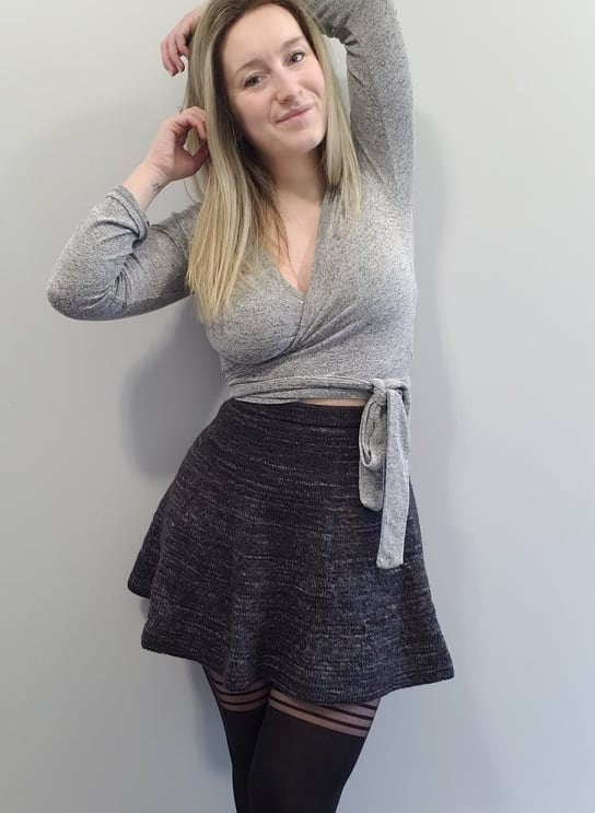 Flared knit skirt with zip outlet