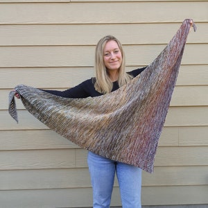 WZÓR NA DZIANINĘ - DK Triforce Fade Shawl // wzór na dziergany szal, oversize, otulacz, szal, szalik, dziewczęcy, damski, wyblakły kolor, detal z oczkami