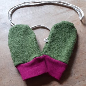 Bio Baby Handschuhe Wollwalk Fäustlinge ohne Daumen mit Band olive-beere