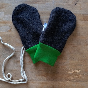 Bio Baby Handschuhe Wollwalk Fäustlinge ohne Daumen mit Band anthrazit-grün