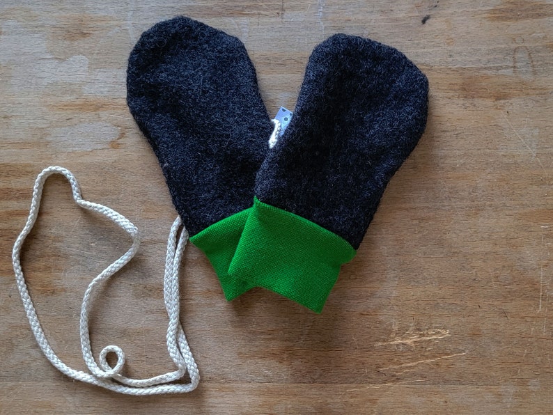 Bio Baby Handschuhe Wollwalk Fäustlinge ohne Daumen mit Band anthrazit-grün