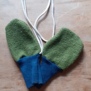 Organic baby wool gloves mittens without thumb with band olive-blau