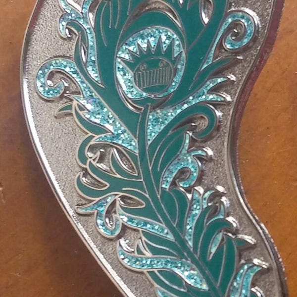 Ween Argus pt. 2 pasador de solapa de esmalte duro de pluma de pavo real - Níquel negro esmeralda con edición de artista brillante