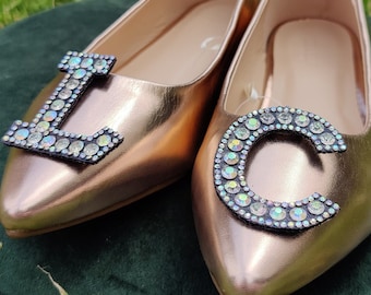 Eleganti clip per scarpe con lettere nere e iniziali con strass iridescenti