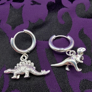 Boucles d'oreilles dinosaures en argent avec breloques t-rex et stégosaure hypoallergéniques Fabriquées au Canada