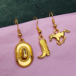 Boucles d'oreilles cowgirl en or dépareillées avec chapeaux de cowboy, bottes western ou breloque chevaux Fabriquées au Canada