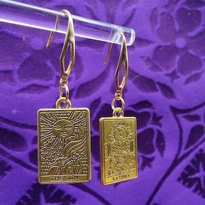 Orecchini con carte dei tarocchi mix & match in oro raffiguranti gli amanti, la stella, la luna, il sole, la ruota della fortuna o il mondo