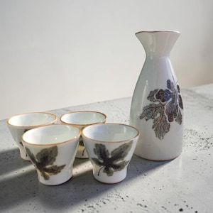 Juego de sake vintage con esmalte craquelado: jarra con forma de hoja de arce y 4 tazas.