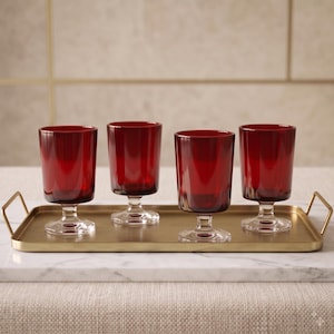 Set med 4 vintage rubinröda likörglas, franska genomskinliga piedestalglas FRANKRIKE