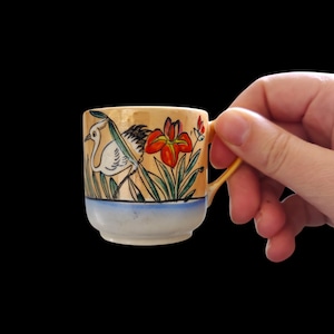 Taza japonesa de loza vidriada de la década de 1930 – Porcelana pintada a mano con garza, lirio y melocotón