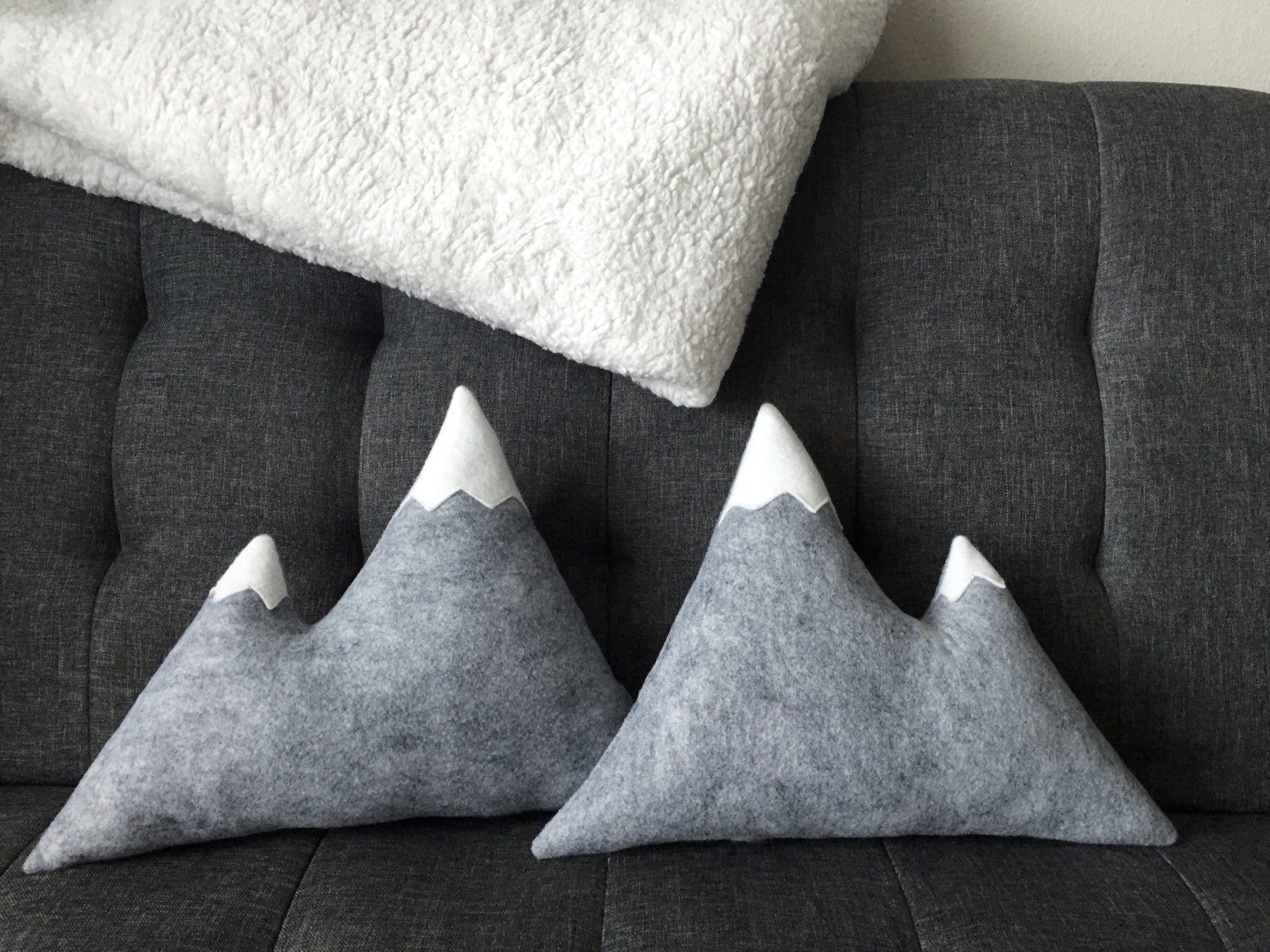 Mountain Pillow Wool Felt - Gris avec White Snow Caps Mountains Rustic Decor Cabin Dorm Bedroom Nurs