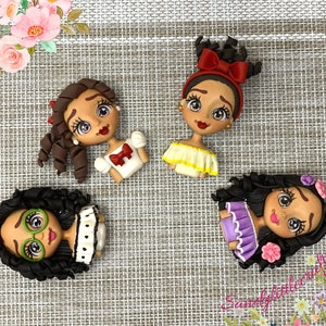 Kleicentrum voor strik/ Kleiappliqué/ Kleifiguren strik/ Klei met platte achterkant/ Klei als strikstuk/ Klei als haarspeld/ Koud porselein/ Middelste strik.