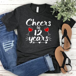 Saludos a 12 años / Regalo de aniversario de bodas número 12 / 12 años de matrimonio / Aniversario de bodas de 12 años / regalos de matrimonio / citas de matrimonio Tees