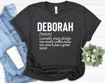 Può includere: Una maglietta grigio scuro con testo bianco che recita "DEBORAH (nome) Letteralmente pazza, beve troppo caffè, parla troppo, ha un grande sorriso."