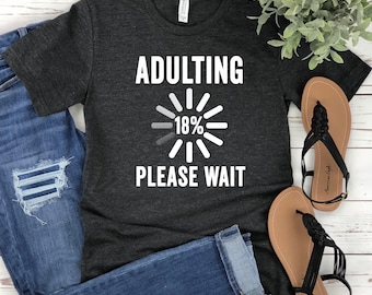 Adulting please wait 18th Birthday Party Shirt, 18 Jahre altes Shirt, limitierte Auflage 18 Jahre alt, 18. Geburtstag Party T-Shirt