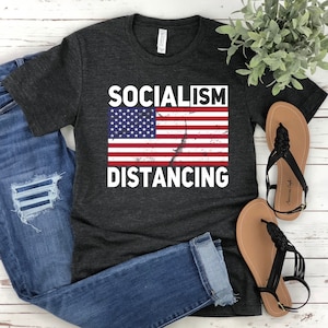 Rolig socialistisk distanserings-T-shirt: Politisk val 2025-tröja