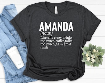 Può includere: Una maglietta grigio scuro con testo bianco che recita "AMANDA (nome) Letteralmente pazza, beve troppo caffè, parla troppo, ha un grande sorriso."